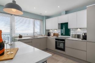 Dolphins Apartment - Spectacular Sea Views Hotel in Saundersfoot