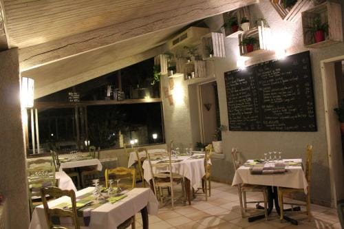 Hotel Lou Caleu restaurant le Rocher des Abeilles Hotel in Provence-Alpes-Côte d'Azur