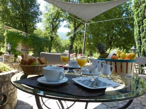 Hotel Lou Caleu restaurant le Rocher des Abeilles Hotel in Provence-Alpes-Côte d'Azur