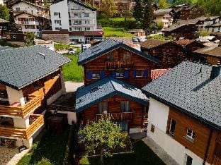 Chalet Regenbogen Leukerbad mit Indoorrutschbahn Hotel in Canton of Valais