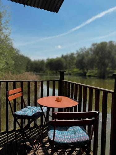 Lakeside Cabin on Stilts- 'Kingfisher' Lodge in Wychavon District