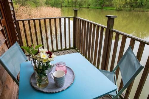 Lakeside Cabin on Stilts- 'Kingfisher' Lodge in Wychavon District