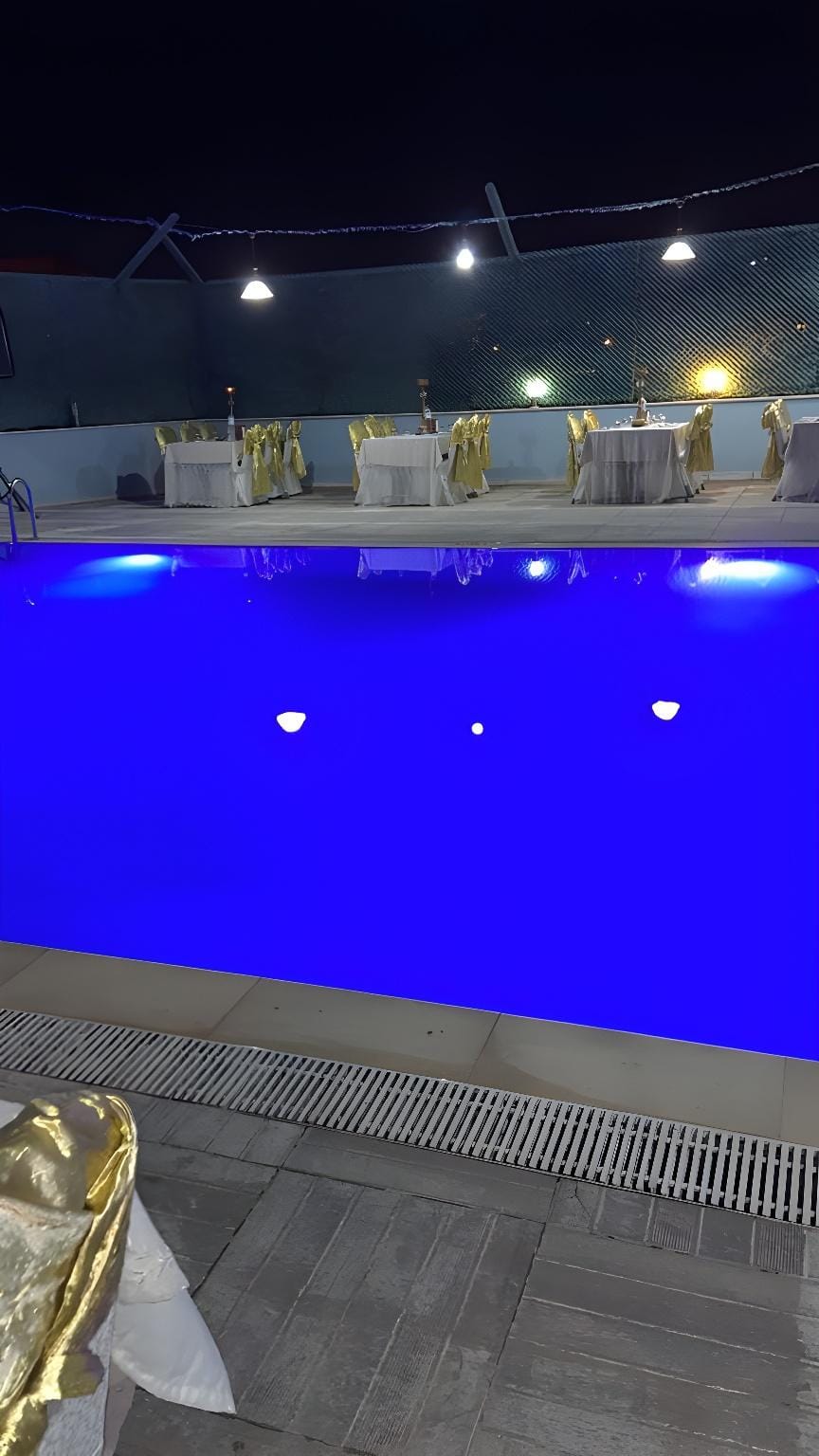 Swimming pool [outdoor]