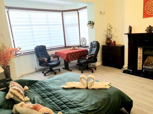 Beautiful Double En-suite Room, separate entrance, Ilford, Central line Gants Hill, free parking Hotel in Ilford