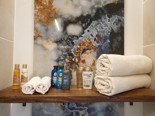 Beautiful Double En-suite Room, separate entrance, Ilford, Central line Gants Hill, free parking Hotel in Ilford