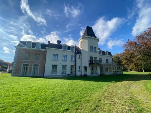 La chambre et le studio du chateau du golf de Bernalmont Hotel in Liège
