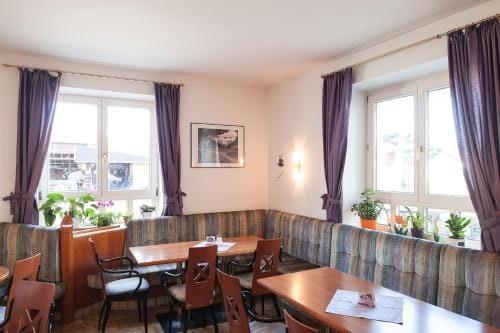 Pension Post - Sistrans Hotel in Innsbruck