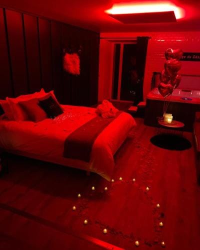 L'Evasion chambre MONTMARTRE avec Jacuzzi privatif Hotel in Brittany
