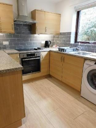 Two bed Apt, on Quiet Cul-de-Sac, Fab Location Hotel in Paisley