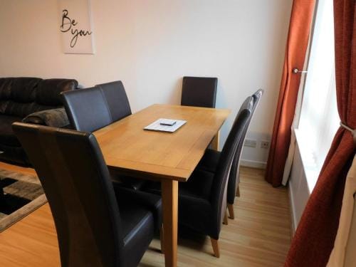 Two bed Apt, on Quiet Cul-de-Sac, Fab Location Hotel in Paisley