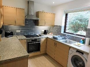 Two bed Apt, on Quiet Cul-de-Sac, Fab Location Hotel in Paisley