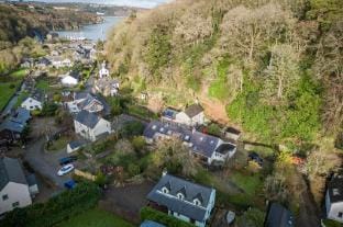Llais Afon - 3 Bedroom Holiday Home - Fishguard Hotel in Fishguard