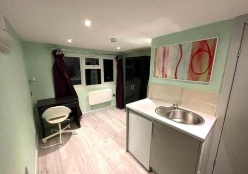 Letzi Ensuite, 15 Min to Heathrow, Fast WiFi Hotel in Hayes