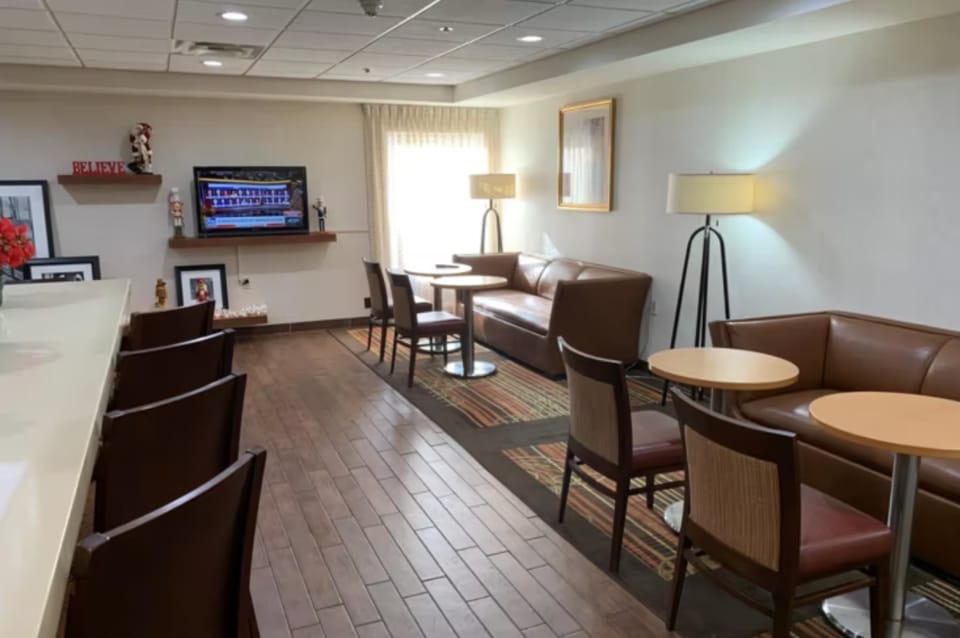 Pittsburgh North Hotel in Allegheny River