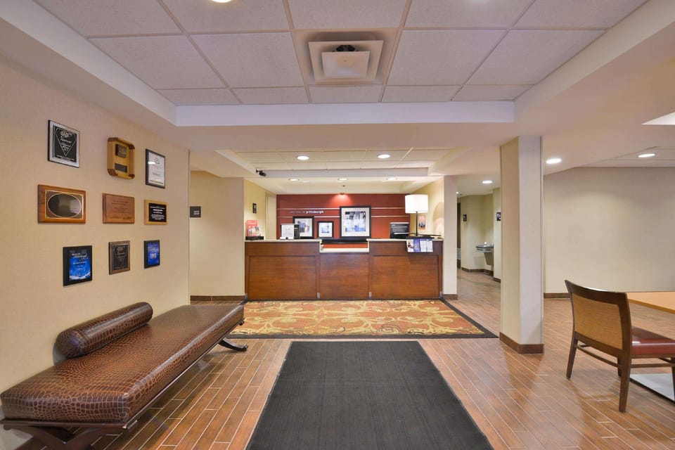 Pittsburgh North Hotel in Allegheny River
