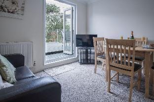 Sea Breeze Apt 2 - 2 Bedroom - Horton Beach Hotel in Wales