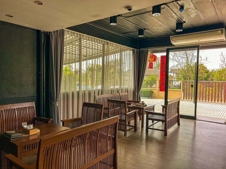 New Skyway Hotel in Chon Buri Changwat