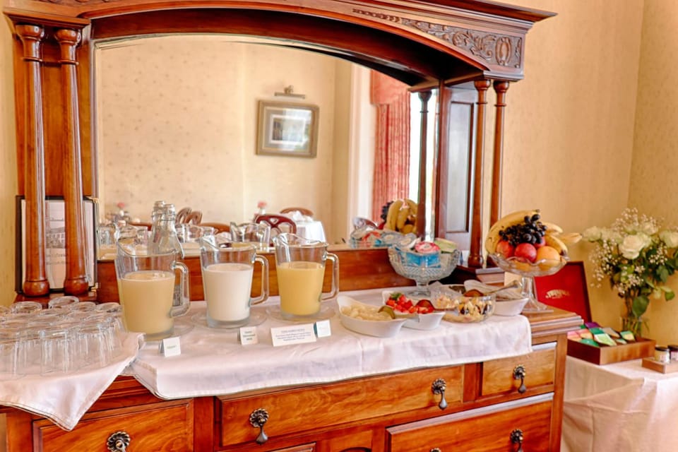 Holcombe House Guest House Hotel in Llandudno