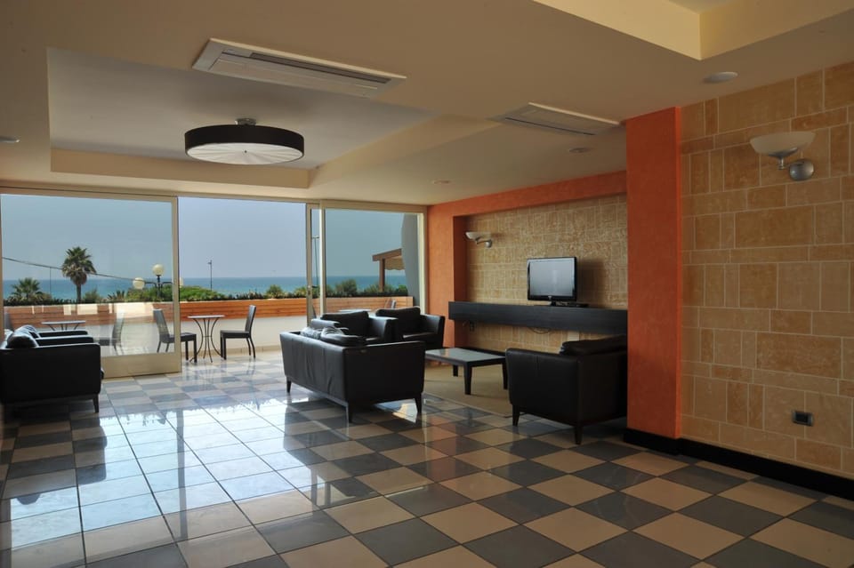 Shared lounge/TV area