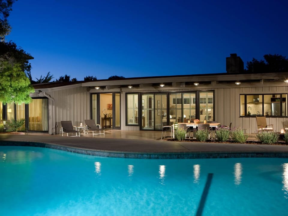 Swimming pool [outdoor]