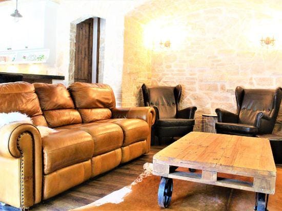 The Rustic Inn- Family Friendly Near Fiesta Texas Hotel in San Antonio