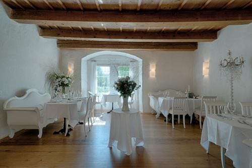 Schloss Ueberstorf - Tafeln, Tagen, Traumen Inn in Fribourg, Switzerland