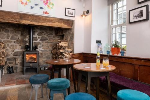 Tafarn Yr Heliwr Hostel in Wales