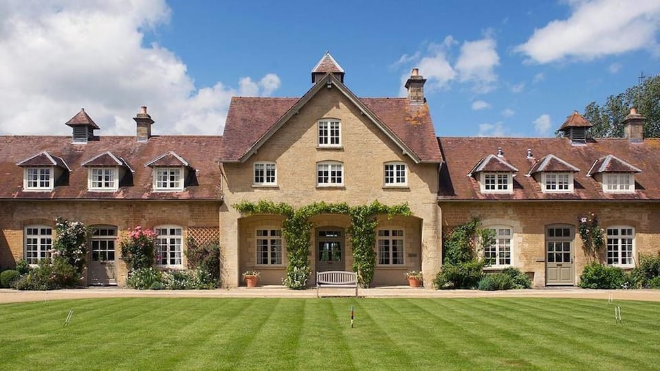 Sandown Cottage Hotel in West Oxfordshire District