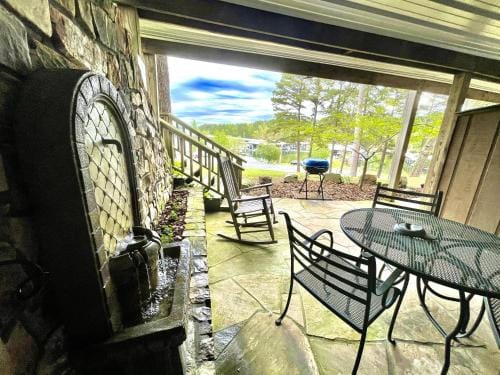 SU15, Spacious studio with full kitchen, dining table and rock patio overlooking the lake! Hotel Roo Hotel in Lake Ouachita