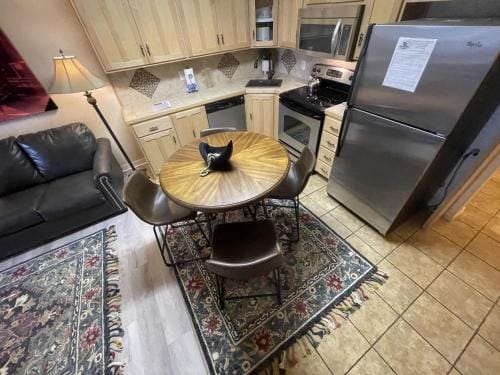 SU15, Spacious studio with full kitchen, dining table and rock patio overlooking the lake! Hotel Roo Hotel in Lake Ouachita