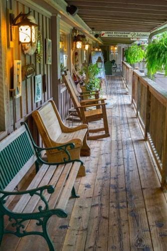 Budget friendly queen studio with full kitchen, two queen beds and sleeper sofa Hotel Room Hotel in Lake Ouachita