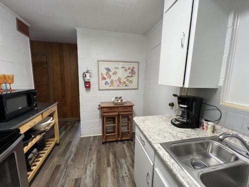 Budget friendly queen studio with full kitchen, two queen beds and sleeper sofa Hotel Room Hotel in Lake Ouachita