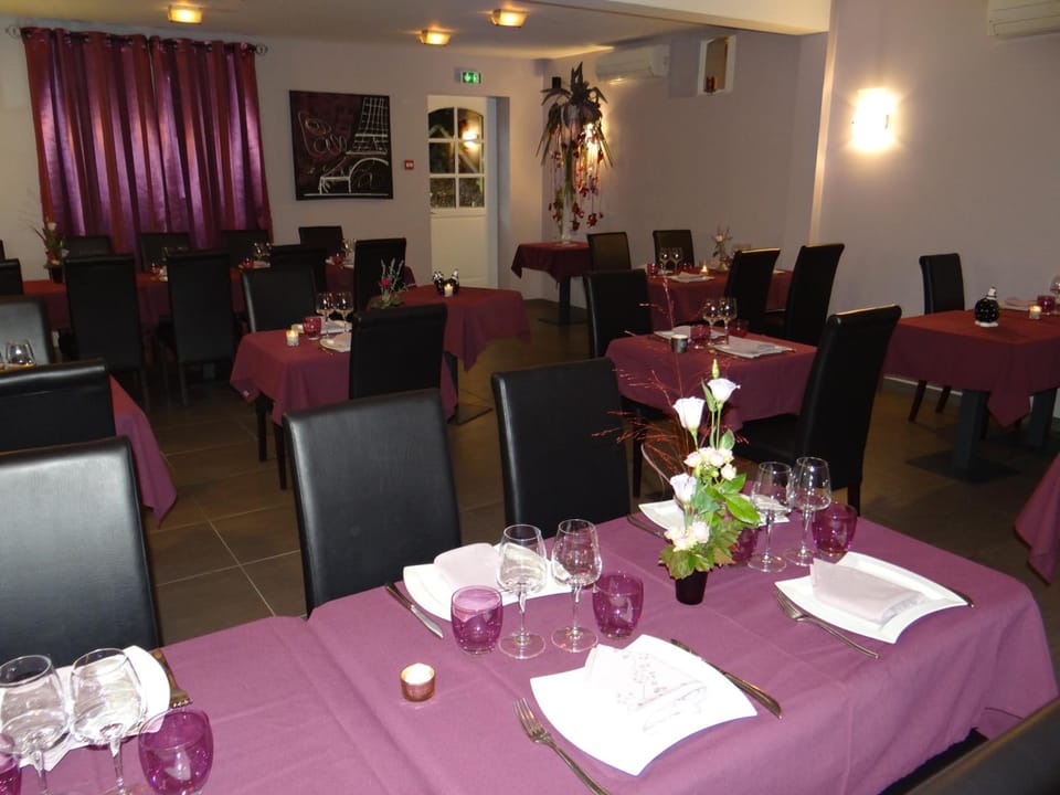 LOGIS-Hotel Restaurant Auberge Les Vallees Du Perche Hotel in Normandy
