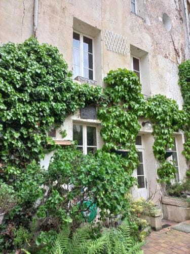 Location meuble de tourisme La Rose des Fables Hotel in Château-Thierry