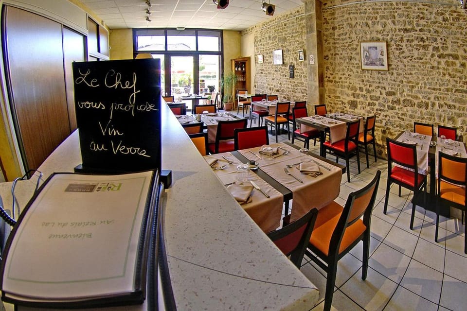 Logis Relais Du Lac Hotel in Bourgogne-Franche-Comté