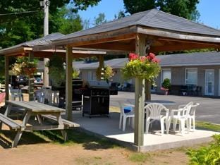 Wasaga Beach Inn And Cottages Motel in Wasaga Beach
