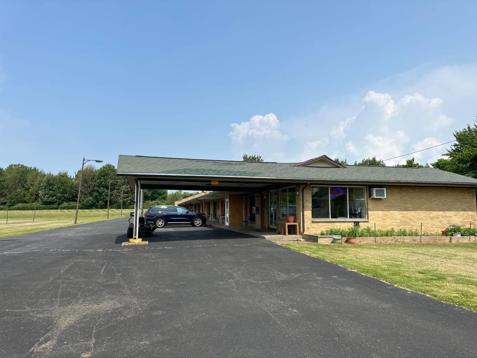Thruway Holiday Motel Motel in Westfield