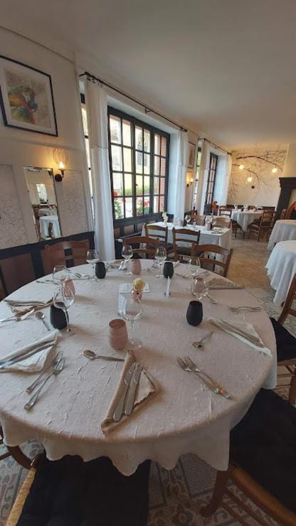 Logis- Hotel & Restaurant Le Montligeon Hotel in Normandy