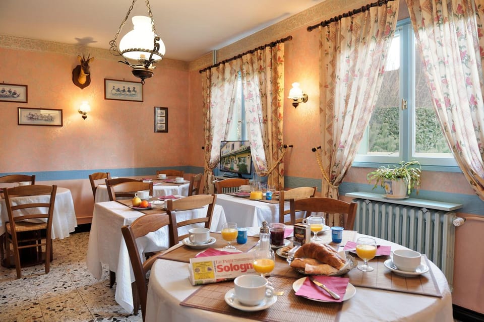 Logis Auberge A La Tete De Lard Hotel in Centre-Val de Loire