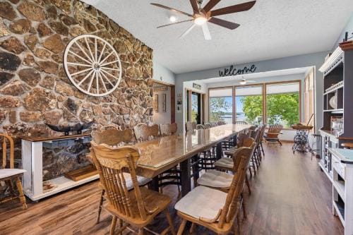 Red Bud Cove Lakefront Farm House on Table Rock Lake Lodge in Ridgedale