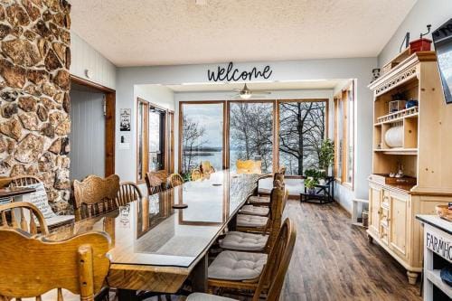 Red Bud Cove Lakefront Farm House on Table Rock Lake Lodge in Ridgedale