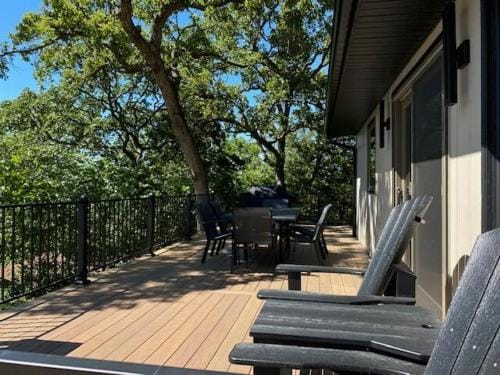 Rock Ledge Retreat Lodge in Ridgedale