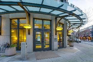 Great Spacious Apartment - Free Parking! Hotel in Pearl District