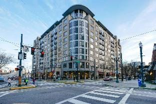 Great Spacious Apartment - Free Parking! Hotel in Pearl District