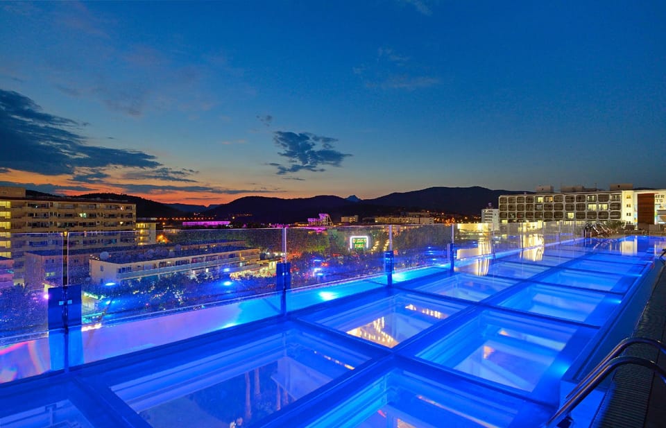 Swimming pool [outdoor]