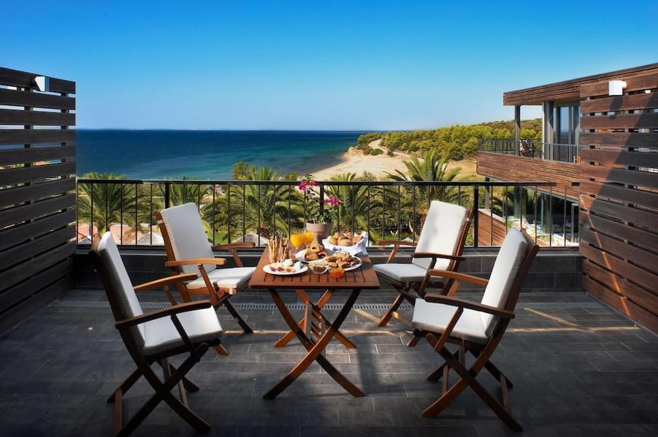 Blue Dolphin Hotel Resort in Halkidiki