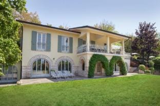 Villa Ilaria with private pool and lake view Hotel in Torri del Benaco