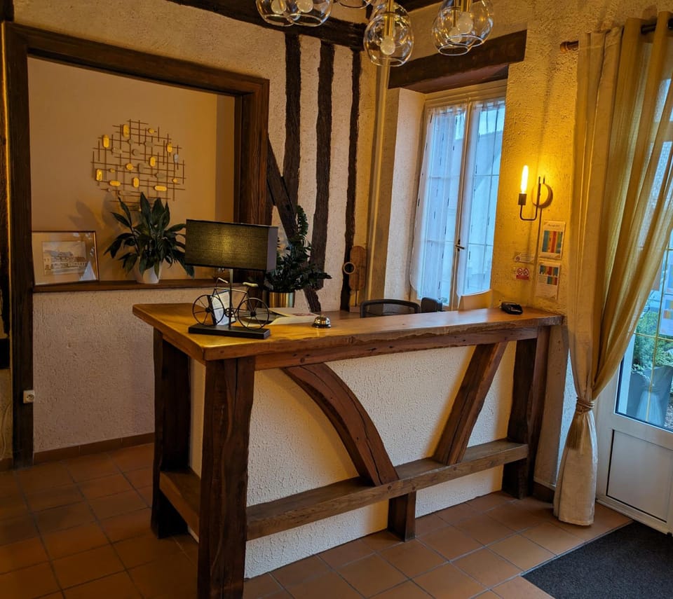 Logis Hotel Le Saint Florent Hotel in Centre-Val de Loire
