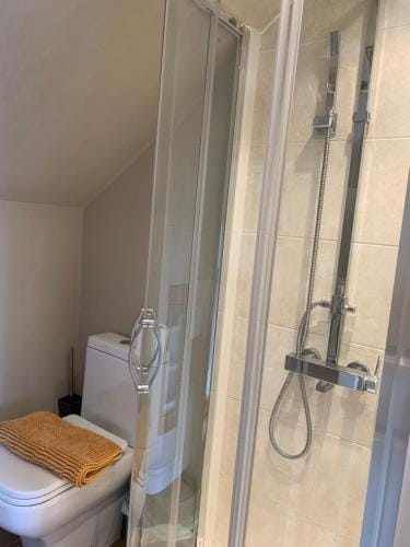 First floor Pad Carterton near Burford Hotel in West Oxfordshire District