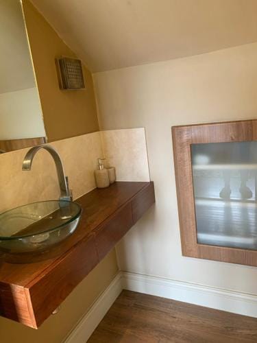 First floor Pad Carterton near Burford Hotel in West Oxfordshire District